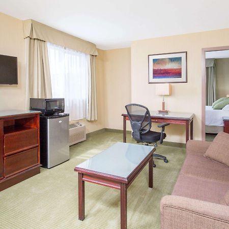 รามาดา บาย วินด์แฮม วิลเลียมส์ เลก Hotel วิลเลียมส์เลค ภายนอก รูปภาพ